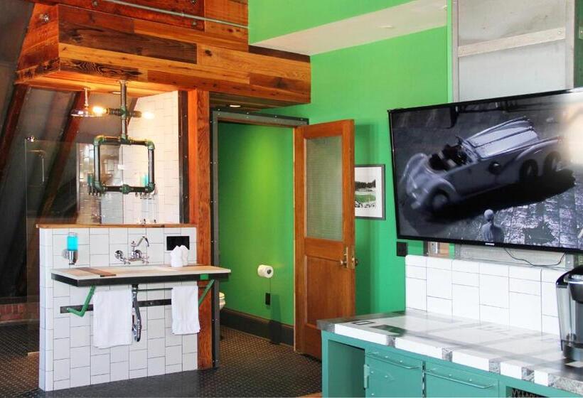 חדר דלוקס לשלושה, City Hall Grand