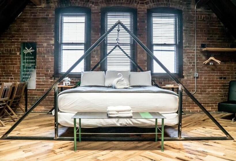 חדר דלוקס לשלושה, City Hall Grand