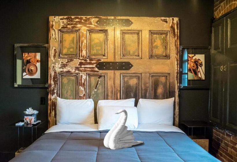 סטודיו דלוקס, City Hall Grand