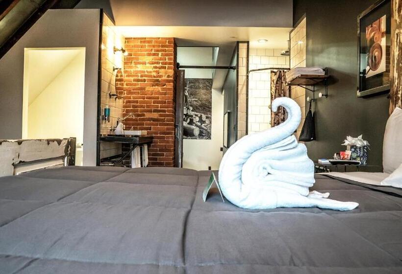 סטודיו דלוקס, City Hall Grand