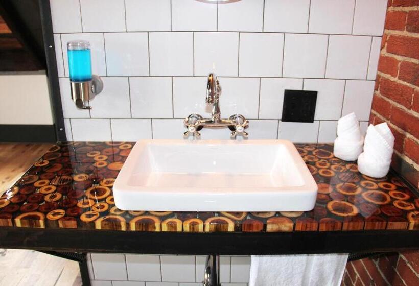 סטודיו דלוקס, City Hall Grand