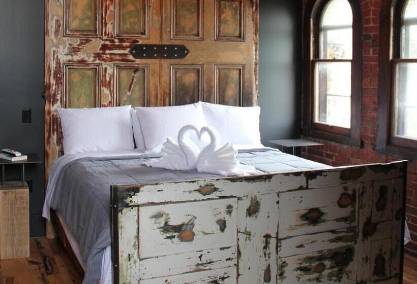 סטודיו דלוקס, City Hall Grand