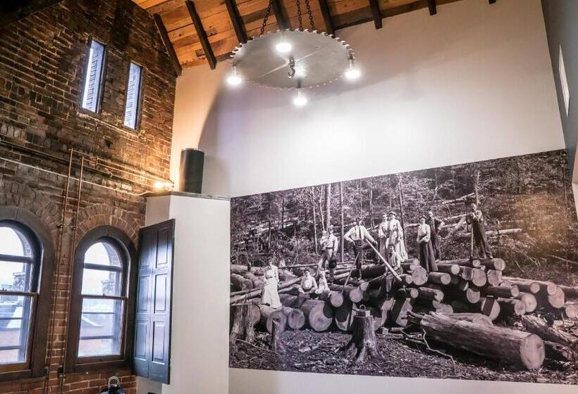 סטודיו דלוקס, City Hall Grand