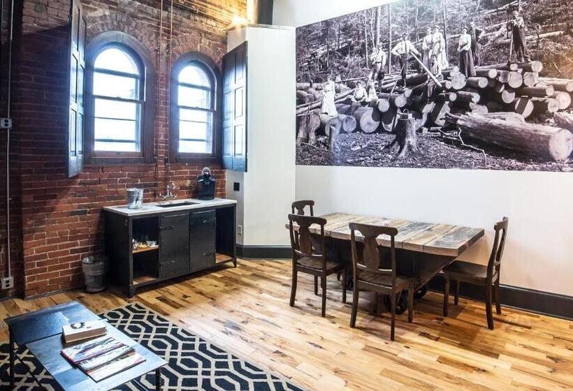 סטודיו דלוקס, City Hall Grand