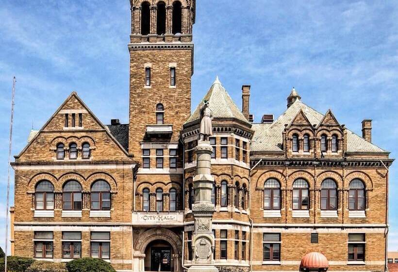 חדר אקונומי לשלושה, City Hall Grand