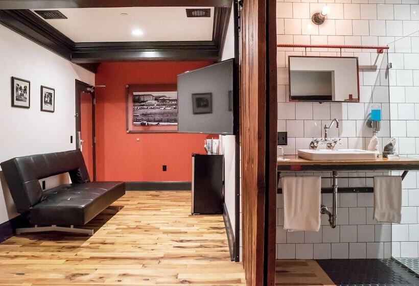 חדר אקונומי לשלושה, City Hall Grand