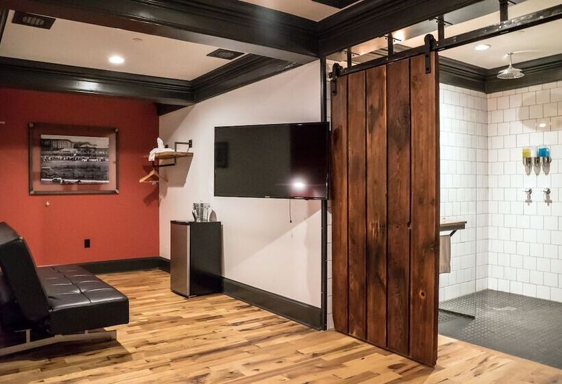 חדר אקונומי לשלושה, City Hall Grand