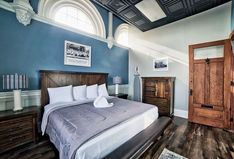 סוויטה משפחתית, City Hall Grand