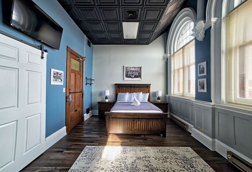 סוויטה משפחתית, City Hall Grand