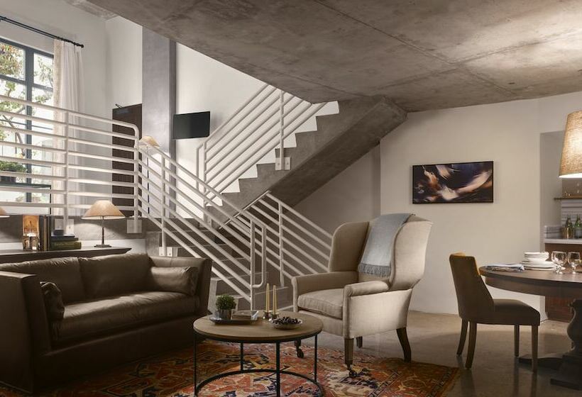 수피리어 스튜디오, Plaza La Reina