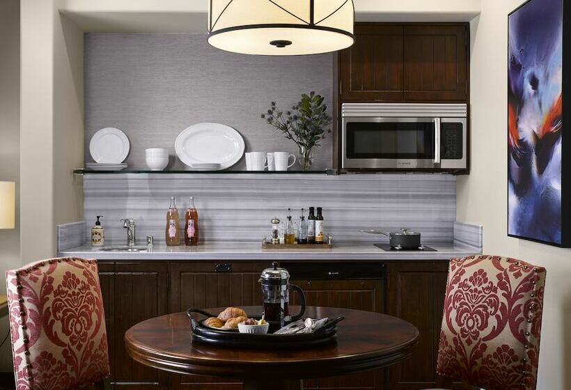 수피리어 스튜디오, Plaza La Reina