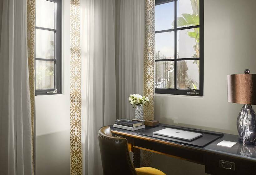 수피리어 스튜디오, Plaza La Reina