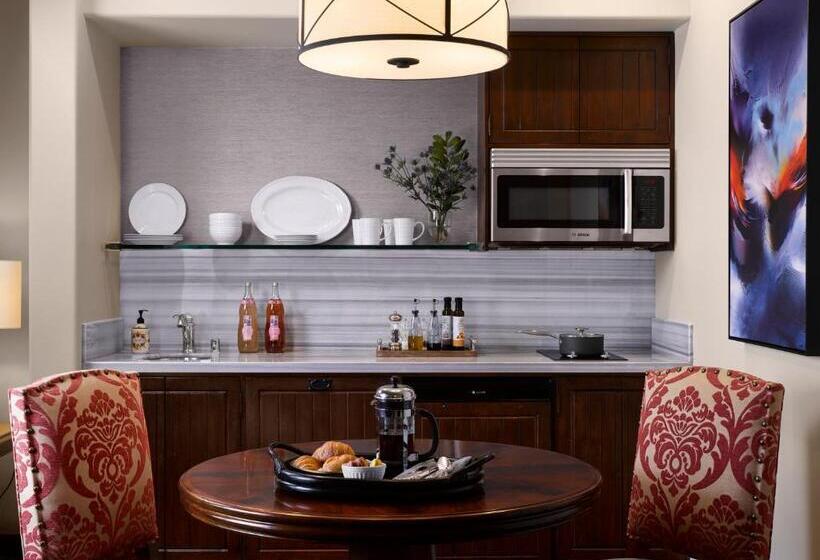 수피리어 스튜디오, Plaza La Reina