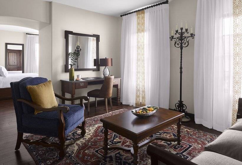 프리미엄 스튜디오, Plaza La Reina