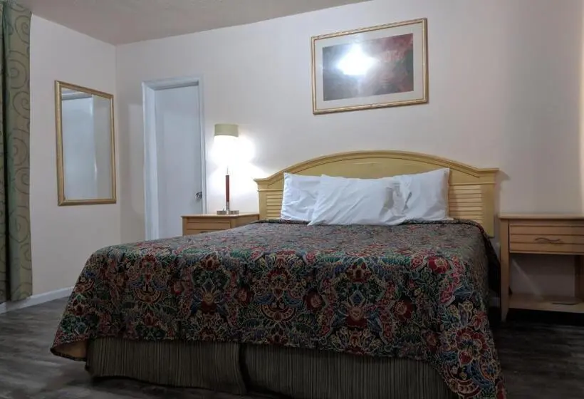 キングサイズベッドのスタンダードルーム, Travelers Inn Clearwater