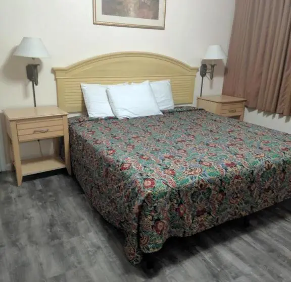 キングサイズベッドのスタンダードルーム, Travelers Inn Clearwater