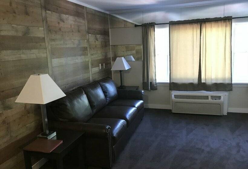 스탠다드 스튜디오, Carriage House Country Club