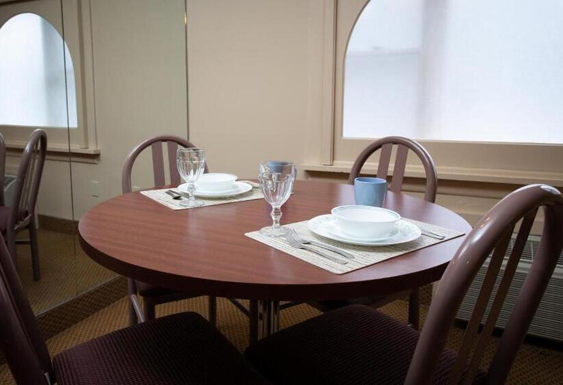 스탠다드 스튜디오, Carriage House Country Club