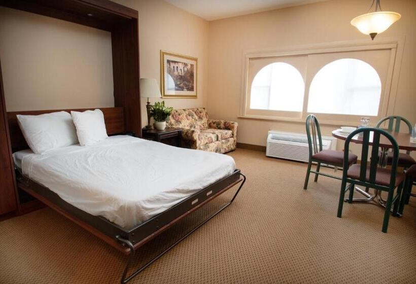 标准工作室, Carriage House Country Club