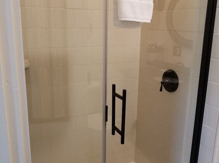 스위트, Victoria Inn