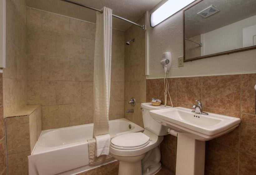 Трехместный Номер Стандарт с Видом, Western Motel