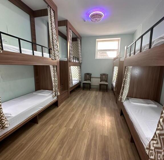 تختخواب در اتاق مشترک, хостел Dombyra
