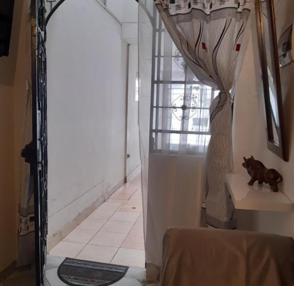 דירת חדר בקומת קרקע, Just For Me