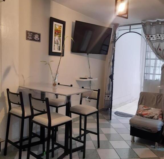 דירת חדר בקומת קרקע, Just For Me