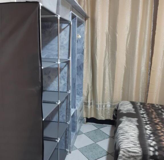 דירת חדר בקומת קרקע, Just For Me