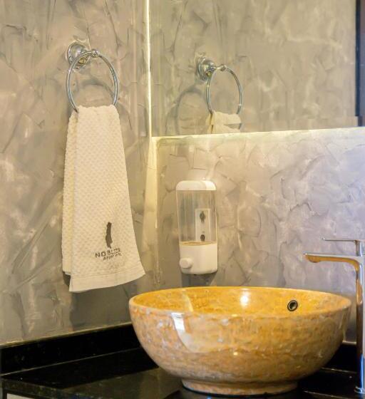 سوئیت با بالکن, Nobleza Apart