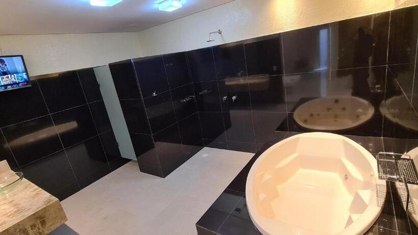 デラックスルーム, Henry S Motel