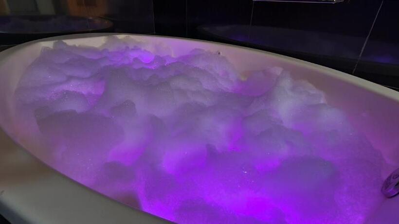 デラックスルーム, Henry S Motel