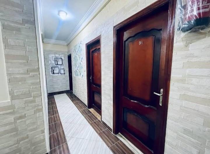 اتاق استاندارد سه نفره, Agiad