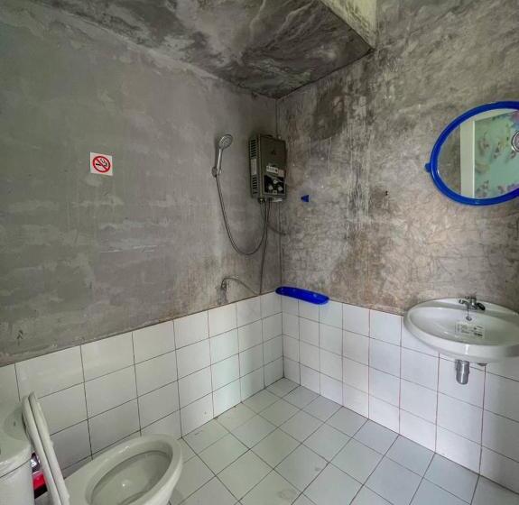 Семейный Номер, Rai Saeng Tawan At Phu Thap Buek