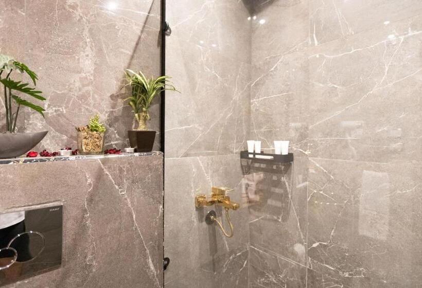 سوئیت با وان آب گرم, Gaia Pyramids