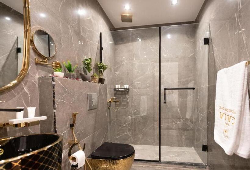 سوئیت با وان آب گرم, Gaia Pyramids