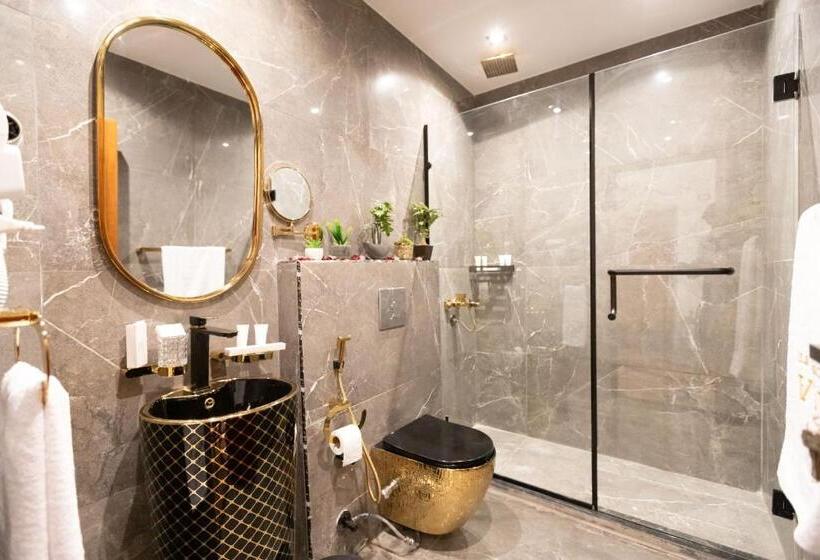 سوئیت با وان آب گرم, Gaia Pyramids