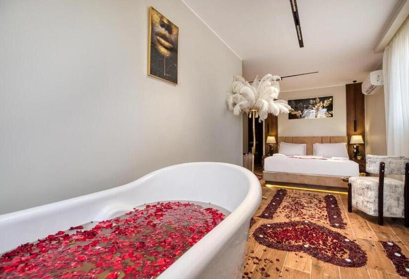 سوئیت با وان آب گرم, Gaia Pyramids