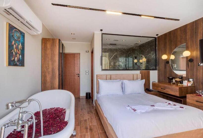 سوییت جونیور با بالکن, Gaia Pyramids