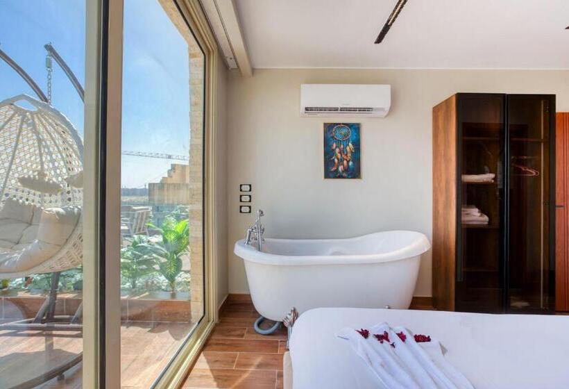 سوییت جونیور با بالکن, Gaia Pyramids