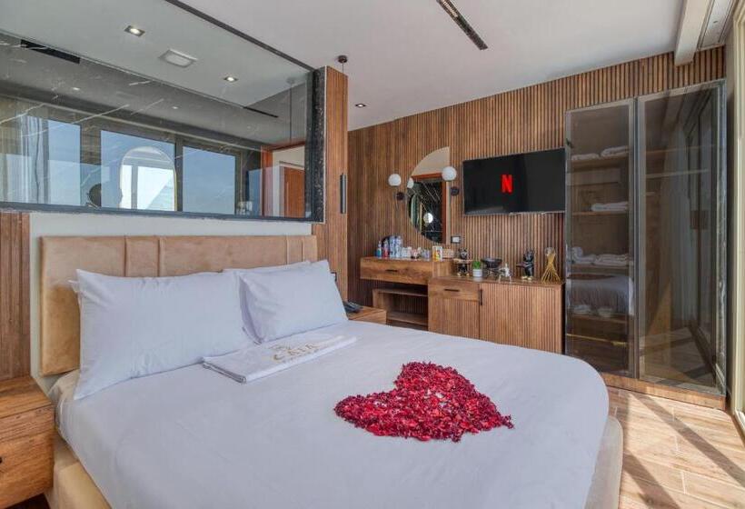 سوئیت با بالکن, Gaia Pyramids