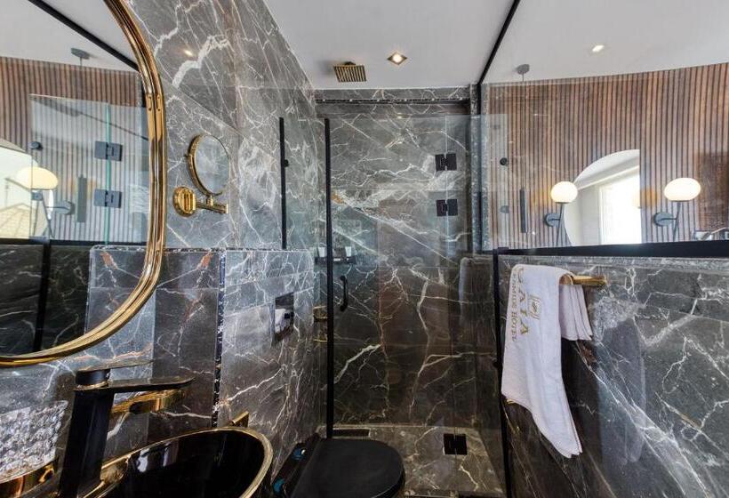 سوئیت با بالکن, Gaia Pyramids