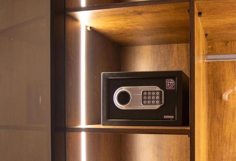 اتاق استاندارد چهارنفره با بالکن, Gaia Pyramids