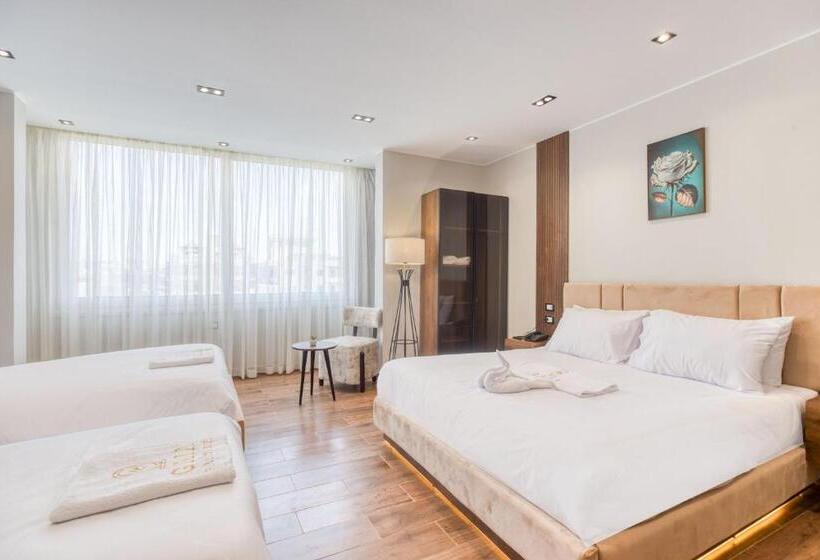 اتاق خانوادگی, Gaia Pyramids