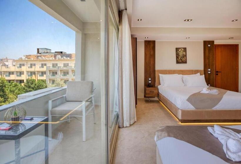 اتاق خانوادگی, Gaia Pyramids