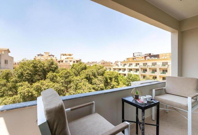 اتاق خانوادگی, Gaia Pyramids