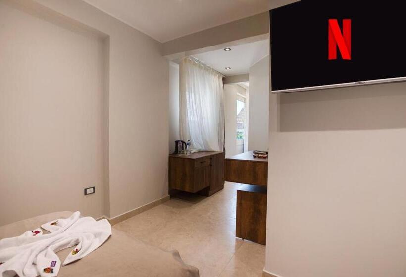 اتاق استاندارد با بالکن, Gaia Pyramids