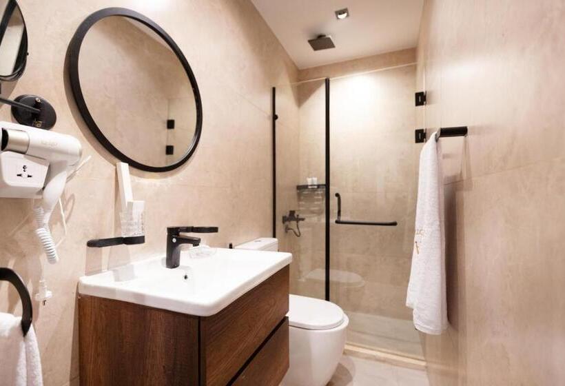 اتاق استاندارد چهار تخته, Gaia Pyramids