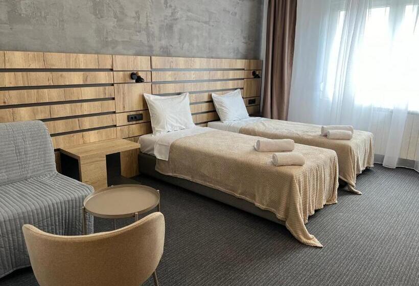 اتاق استاندارد سه نفره, Sremsky Inn