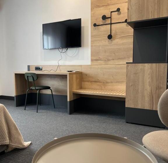 اتاق استاندارد سه نفره, Sremsky Inn